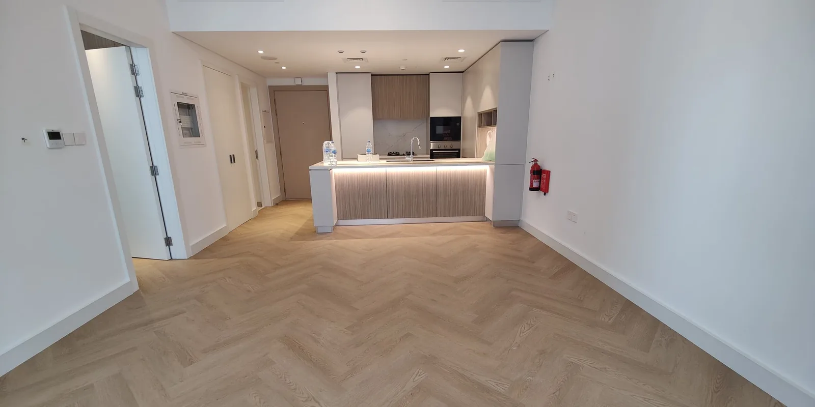 Herringbone SPC floor in open-plan apartment